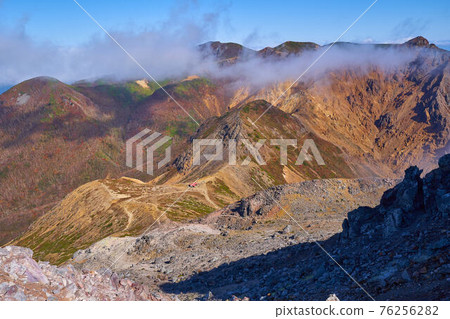 從櫪木縣那須山(茶臼山)的火山口(鍋)北側眺望旭岳 從櫪木縣那須山(茶臼山)的火山口(鍋)北側眺望旭岳 76256282