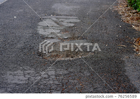 Dent hole in a light road 76256589