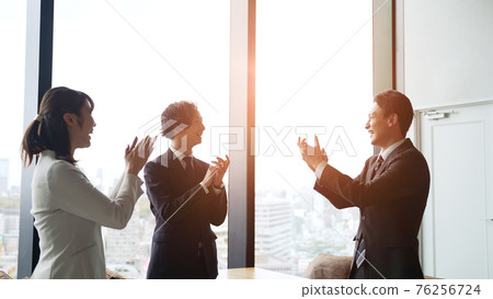 Applauding business group 76256724