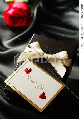 Gift box and message card 76257466