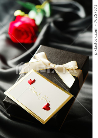 Gift box and message card 76257573