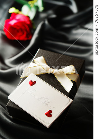 Gift box and message card 76257579