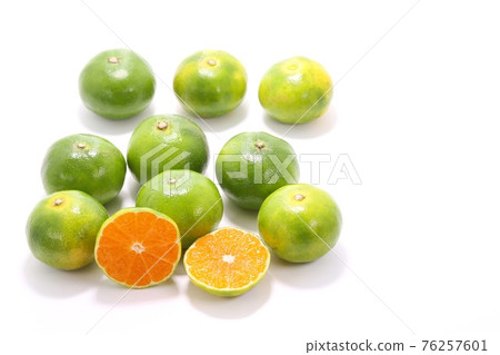Early-maturing oranges, blue oranges, small grains, green skin, bright background 76257601