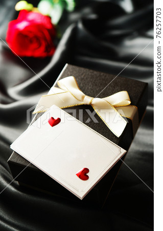 Gift box and message card (no letters) 76257703