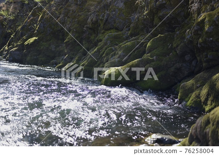 山間溪流 76258004