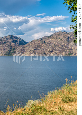 Beautiful overview of the lake and rocky mountains in British Columbia. 76258108