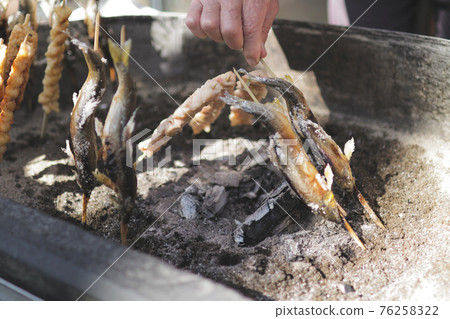 吃手烤香魚的人會幸福 吃手烤香魚的人會幸福 76258322