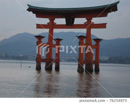 日落和大鳥居的漲潮 76258973