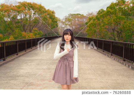 握她的在她的胸口的婦女手 握她的在她的胸口的婦女手 76260888