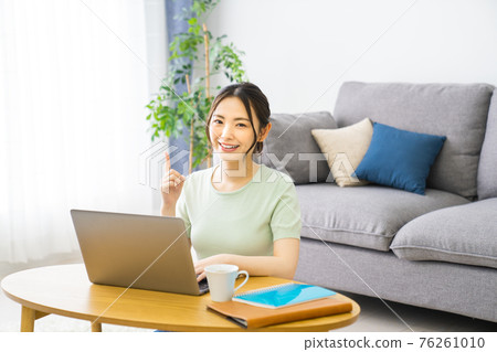 一個女人在家遠程辦公時指著 76261010