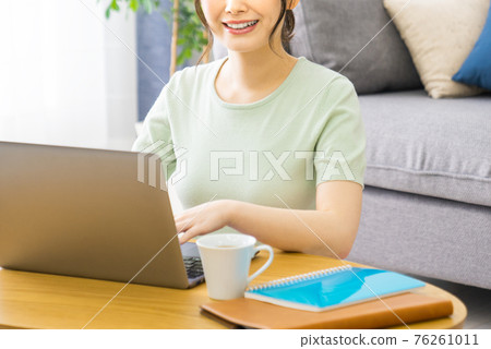 女人在家做遠程辦公 76261011