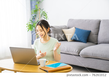 女人在家做遠程辦公 76261012