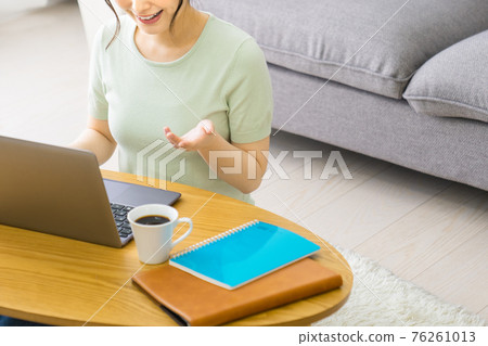 女人在家做遠程辦公 76261013