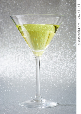 Green apple cocktail on glitter background Green apple cocktail on glitter background 76261251