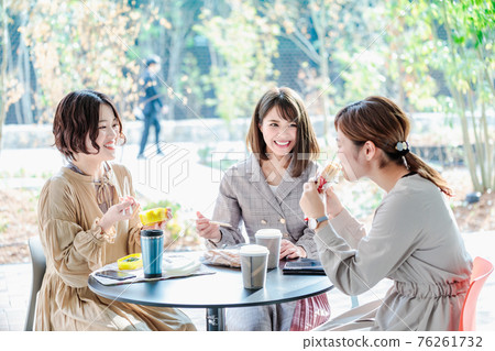 Lunch break Eating a lunch with a colleague Photography cooperation "Kinki University" 76261732