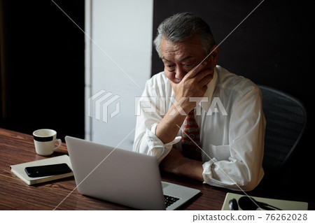 Businessman overtime fatigue worries 76262028