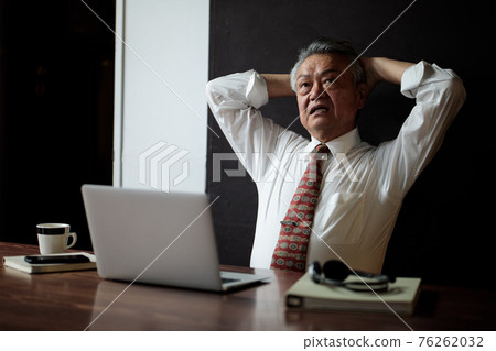 Businessman overtime fatigue worries 76262032