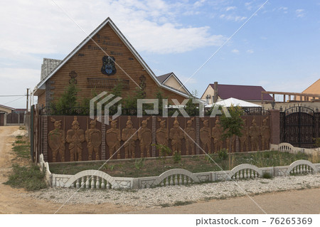 Country house with a coat of arms and an inscription on the facade "Honor and Valor Above Life" in Vitino Villaget 76265369