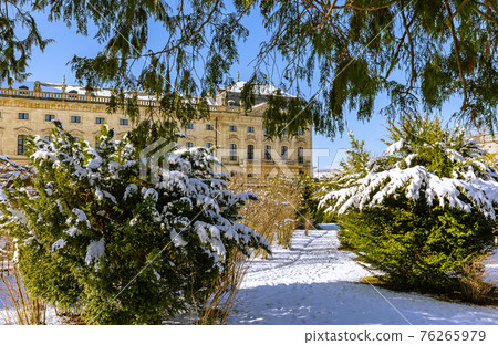 View of the Schloss Wuerzburg Residenz through wintry park, Wuerzburg Germany 76265979