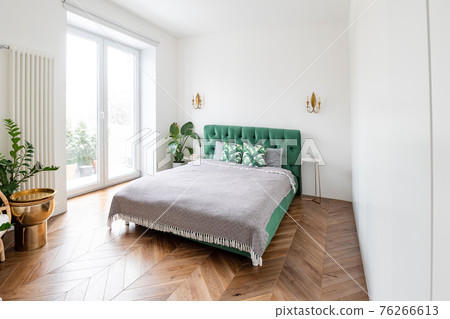 Generous double bedroom with large sash windows and high ceilings Generous double bedroom with large sash windows and high ceilings 76266613
