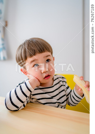 Baby with banana 76267189
