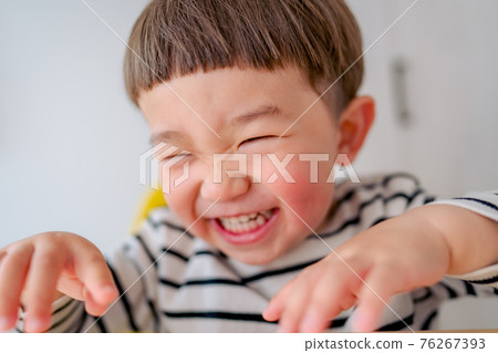 期待某事的微笑的兒童男孩 期待某事的微笑的兒童男孩 76267393