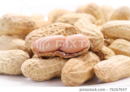 帶殼的煮花生，明亮的背景 76267647