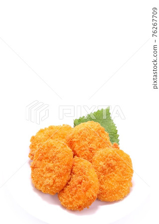 5 個炸丸子,油炸食品,配菜,明亮的背景 5 個炸丸子,油炸食品,配菜,明亮的背景 76267709