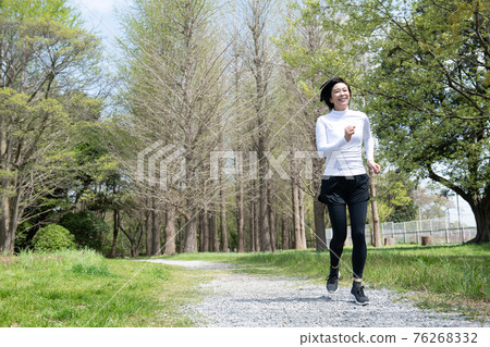 50 多歲女性慢跑和跑步的形象 50 多歲女性慢跑和跑步的形象 76268332