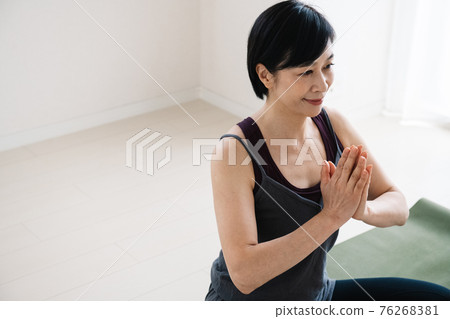 日本中年婦女在玩瑜伽 76268381