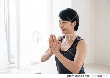 日本中年婦女在玩瑜伽 日本中年婦女在玩瑜伽 76268383