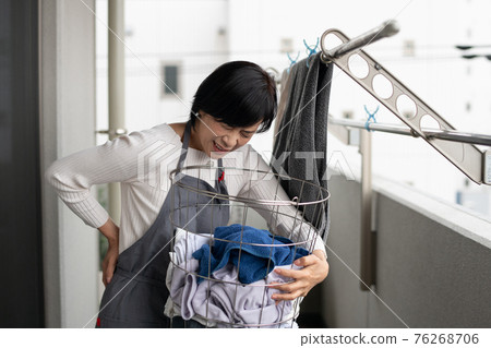 Image of a housewife who feels back pain / back pain Image of a housewife who feels back pain / back pain 76268706