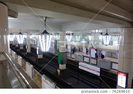 早上大阪地鐵天王寺站站台 76269610