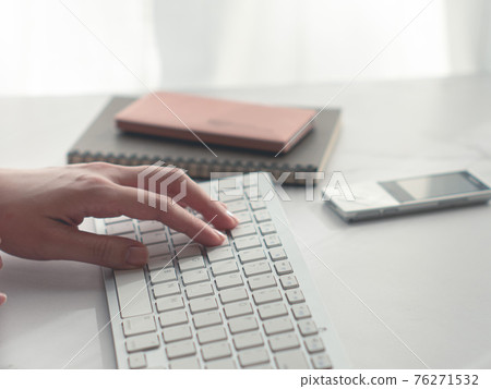 遠程/家庭/遠程辦公/副業。電腦鍵盤，在手。 76271532