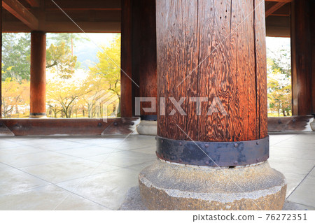 Three gates of Nanzenji Temple in Kyoto 76272351