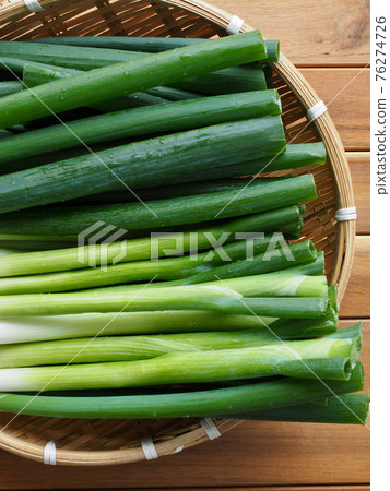 Fresh organic vegetable scallions 76274726