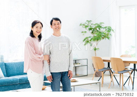 Living middle couple 76275032