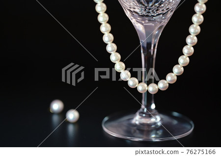 珍珠項鍊和玻璃黑色背景 珍珠項鍊和玻璃黑色背景 76275166