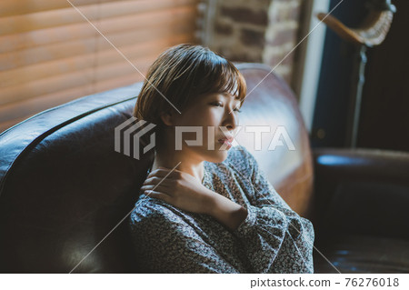 僵硬的肩膀和年輕的女人 76276018