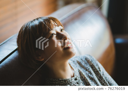 二十多歲的女人坐在沙發上 76276019