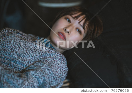Bed and woman in her twenties Bed and woman in her twenties 76276036