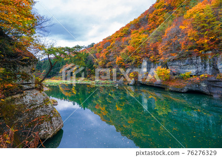 Autumn pattern of the Minamiaizu Tower 76276329