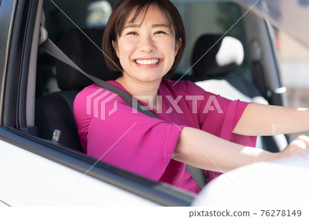 駕駛汽車的一個少婦 駕駛汽車的一個少婦 76278149