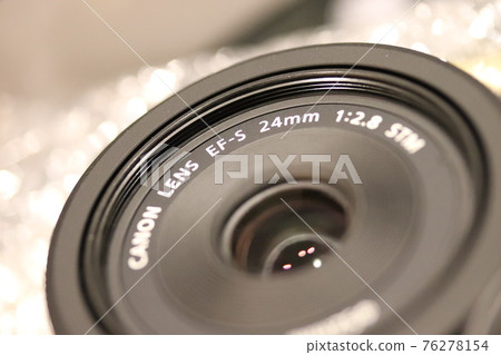 Single focus panque lens that enjoys a natural angle of view and soft bokeh 76278154