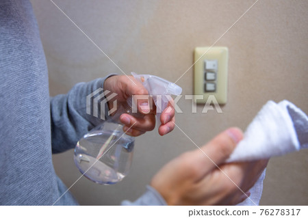 用抹布和消毒劑切換消毒手【消毒圖片】 用抹布和消毒劑切換消毒手【消毒圖片】 76278317