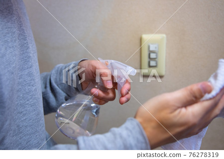 用抹布和消毒劑切換消毒手【消毒圖片】 用抹布和消毒劑切換消毒手【消毒圖片】 76278319