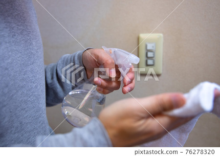 用抹布和消毒劑切換消毒手【消毒圖片】 用抹布和消毒劑切換消毒手【消毒圖片】 76278320