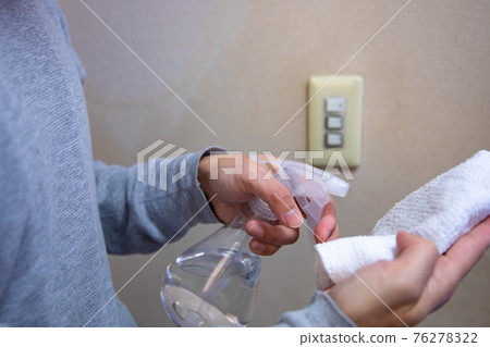 用抹布和消毒劑切換消毒手【消毒圖片】 用抹布和消毒劑切換消毒手【消毒圖片】 76278322