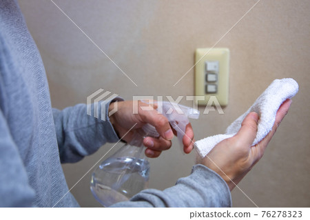 用抹布和消毒劑切換消毒手【消毒圖片】 用抹布和消毒劑切換消毒手【消毒圖片】 76278323