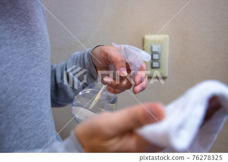 用抹布和消毒劑切換消毒手【消毒圖片】 用抹布和消毒劑切換消毒手【消毒圖片】 76278325